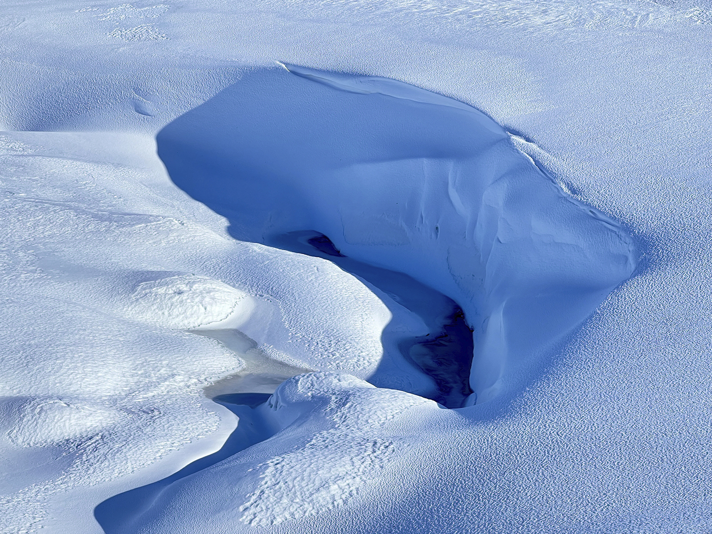 das zusammenspiel von wasser und schnee