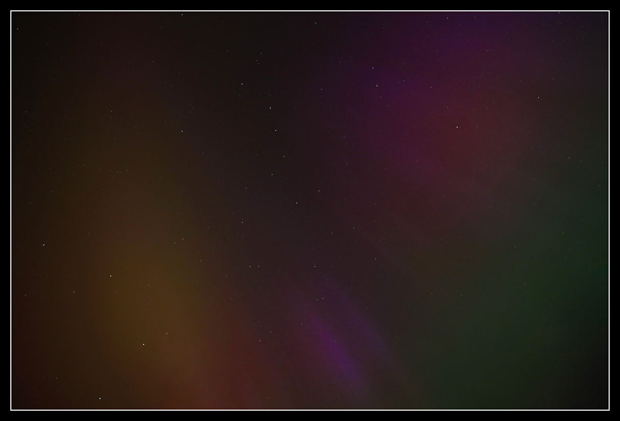 großer Wagen und Polarstern im bunten Polarlicht